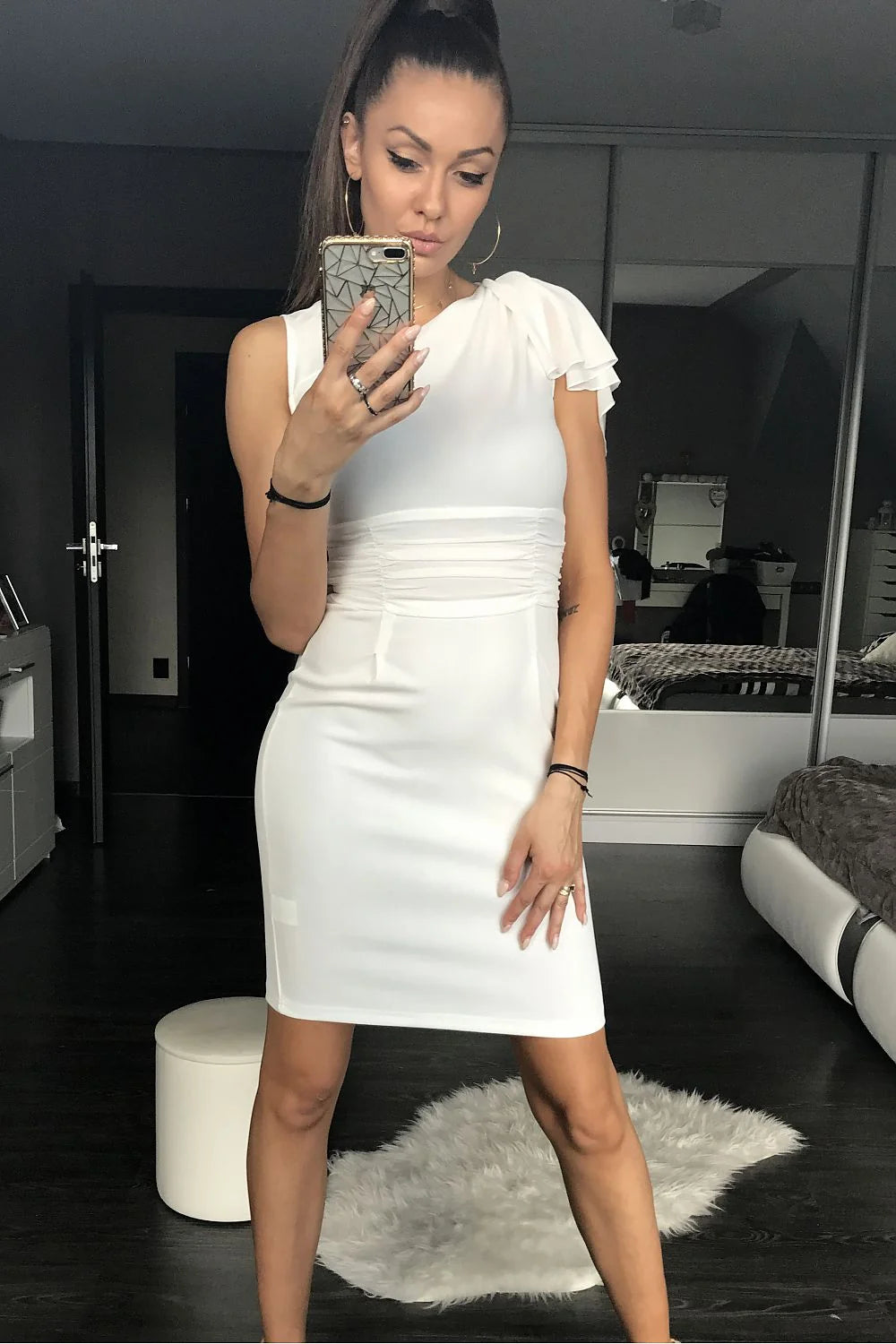 Robe de cocktail blanche élégante manches volants silhouette ajustée chic soirées femmes modernes tendance