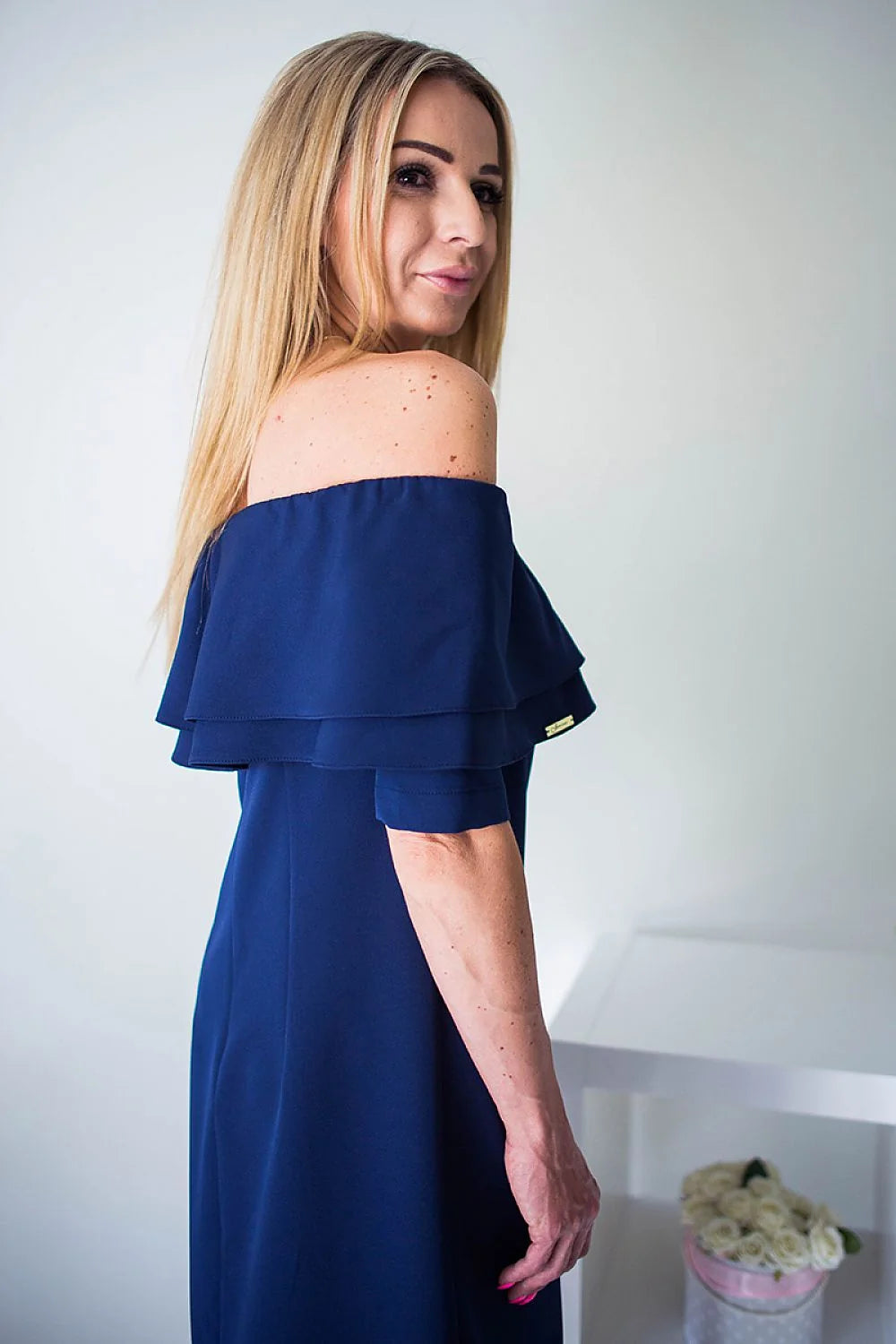 Robe de cocktail dentelle élégante moderne manches courtes sublimante soirée chic confort toutes silhouettes