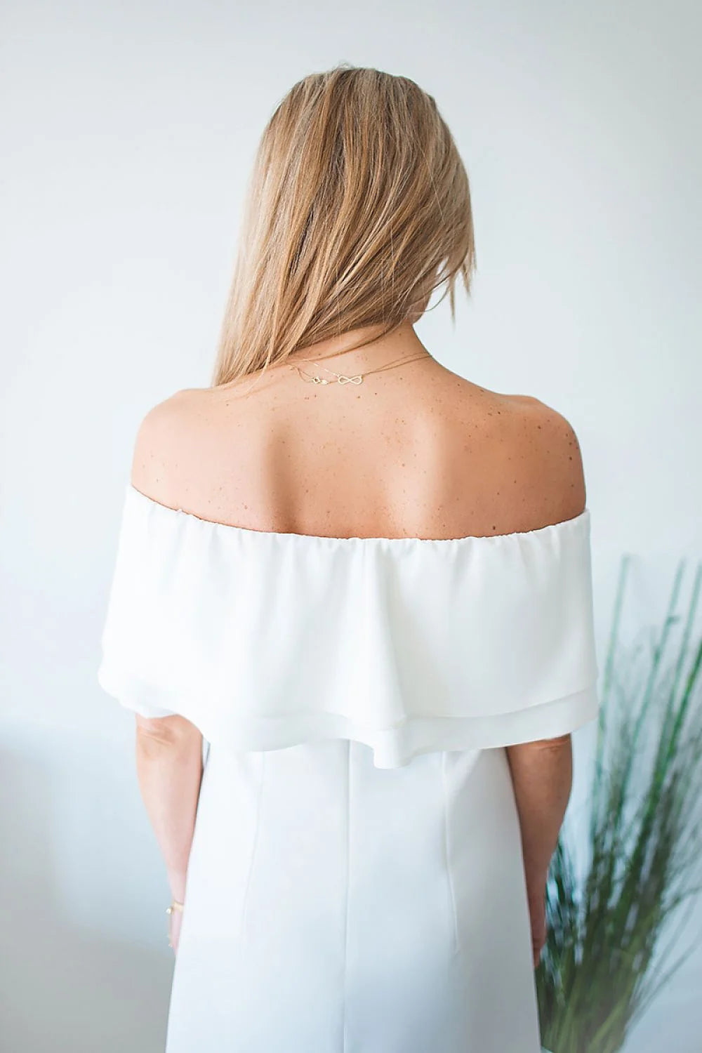 Robe de cocktail dentelle élégante moderne manches courtes sublimante soirée chic confort toutes silhouettes