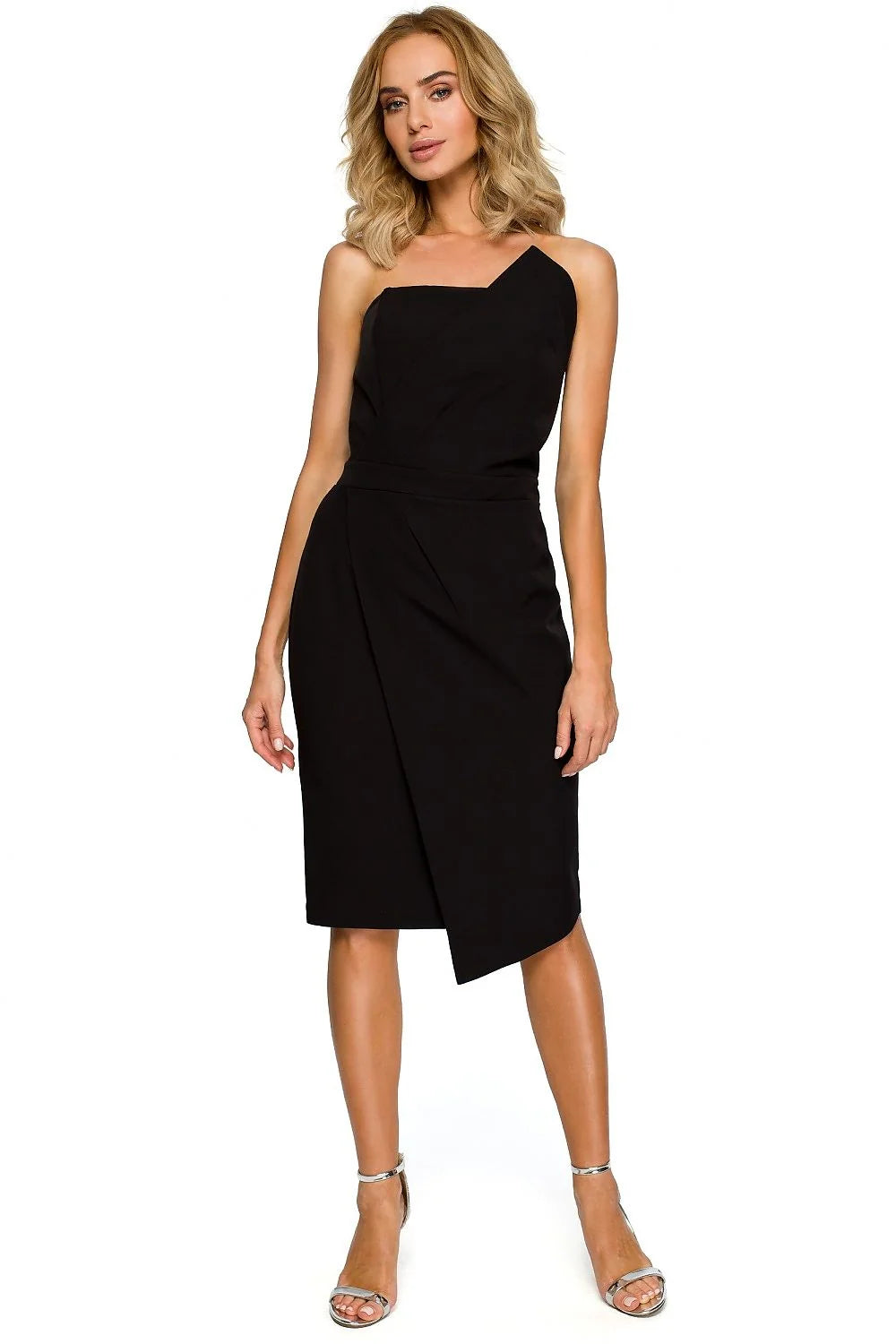 Robe de cocktail satinée élégante épaules découvertes armatures silhouette sublimée occasions spéciales femmes modernes