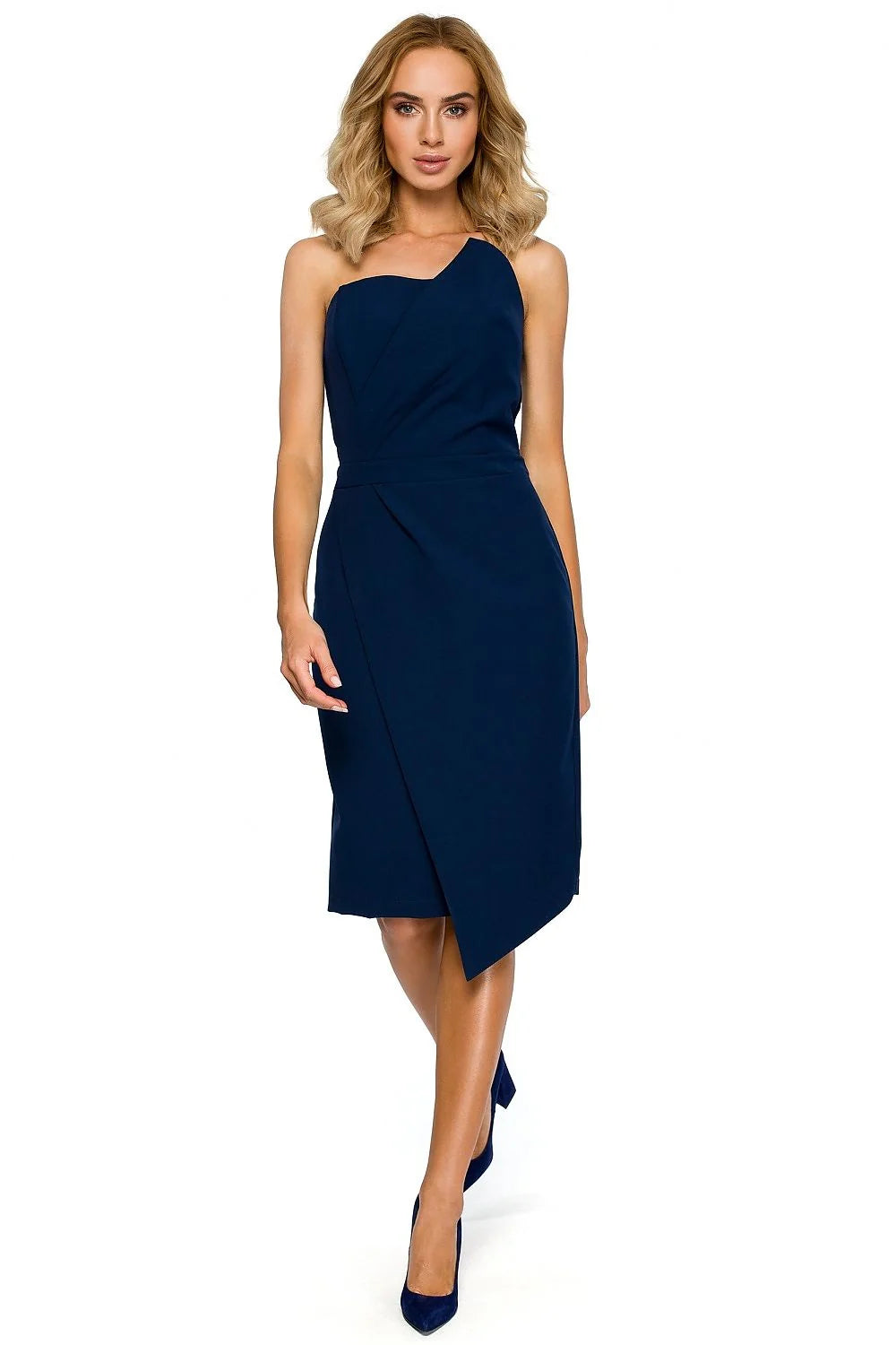 Robe de cocktail satinée élégante épaules découvertes armatures silhouette sublimée occasions spéciales femmes modernes