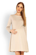 Robe de maternité en coton beige élégante et confortable pour futures mamans à la mode