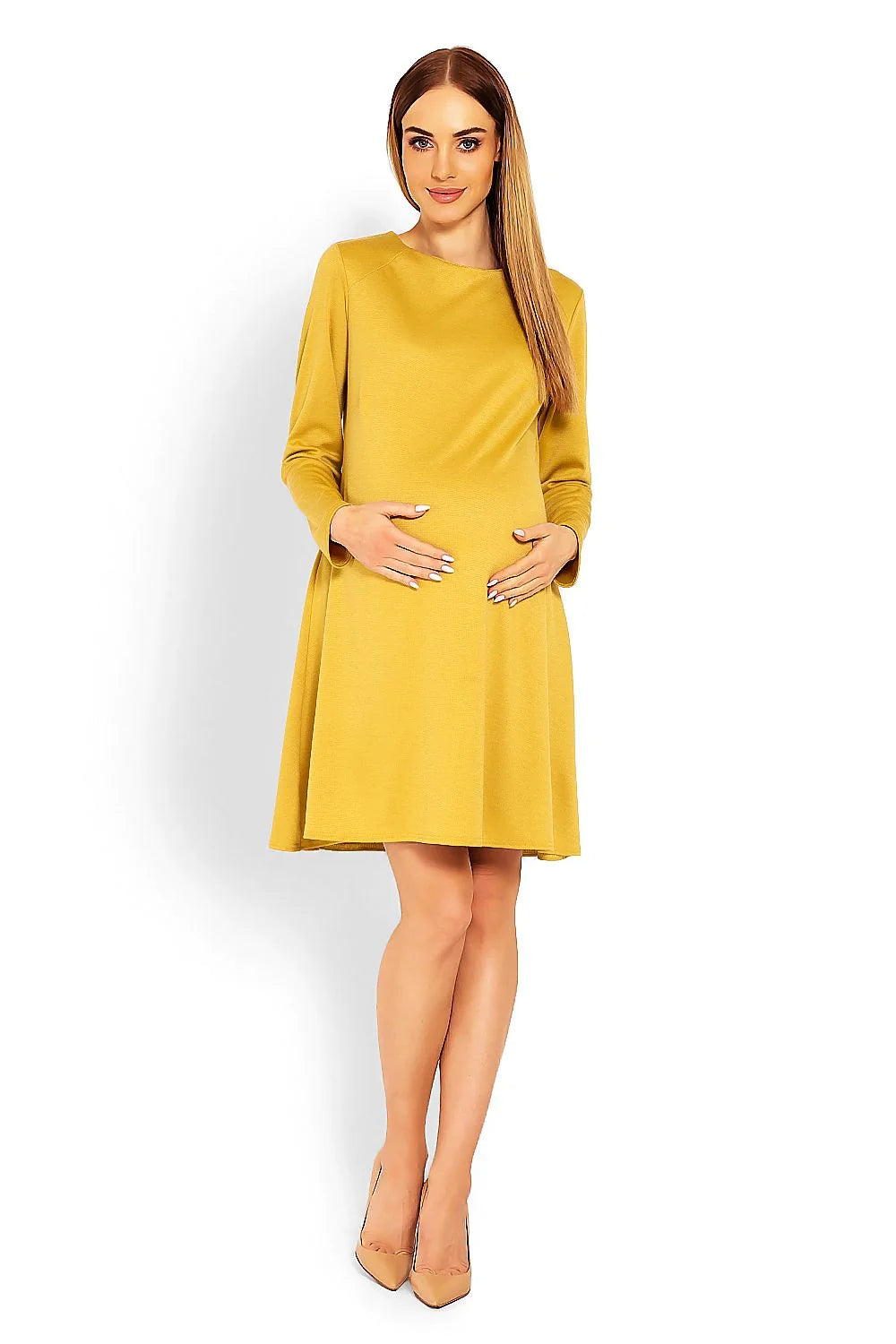 Robe de maternité en coton beige élégante et confortable pour futures mamans à la mode