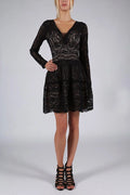 Robe de soirée dentelle noire élégante chic manches longues silhouette raffinée occasions spéciales femme