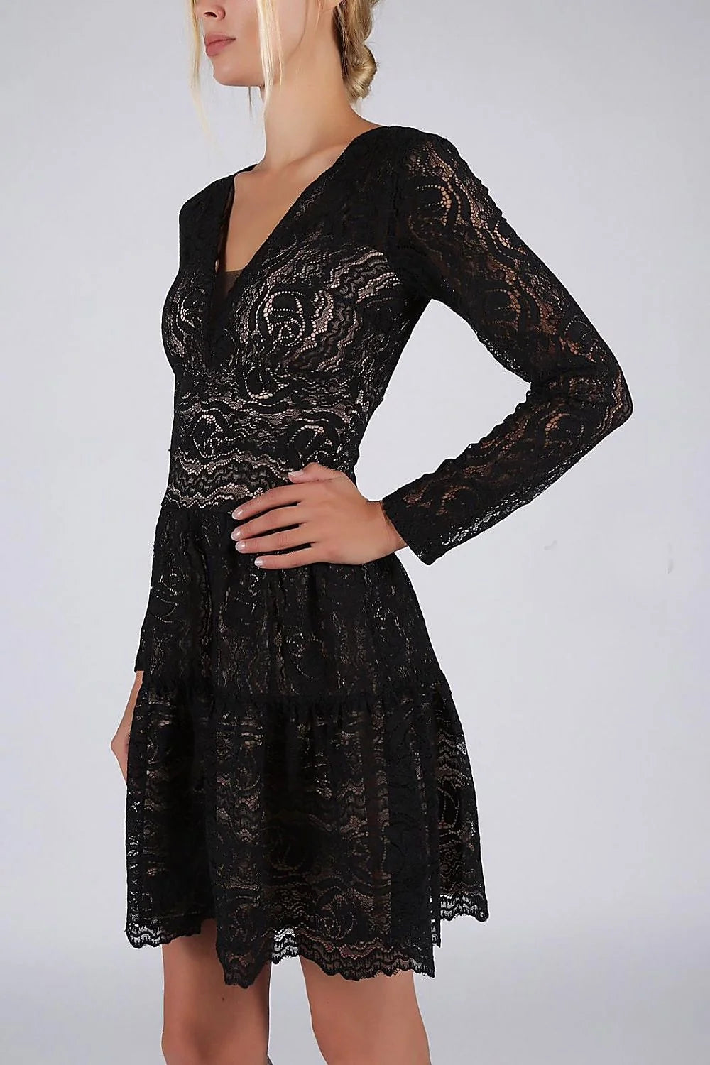 Robe de soirée dentelle noire élégante chic manches longues silhouette raffinée occasions spéciales femme