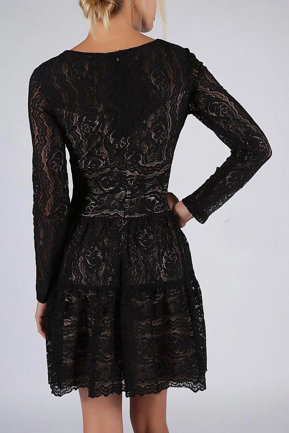 Robe de soirée dentelle noire élégante chic manches longues silhouette raffinée occasions spéciales femme