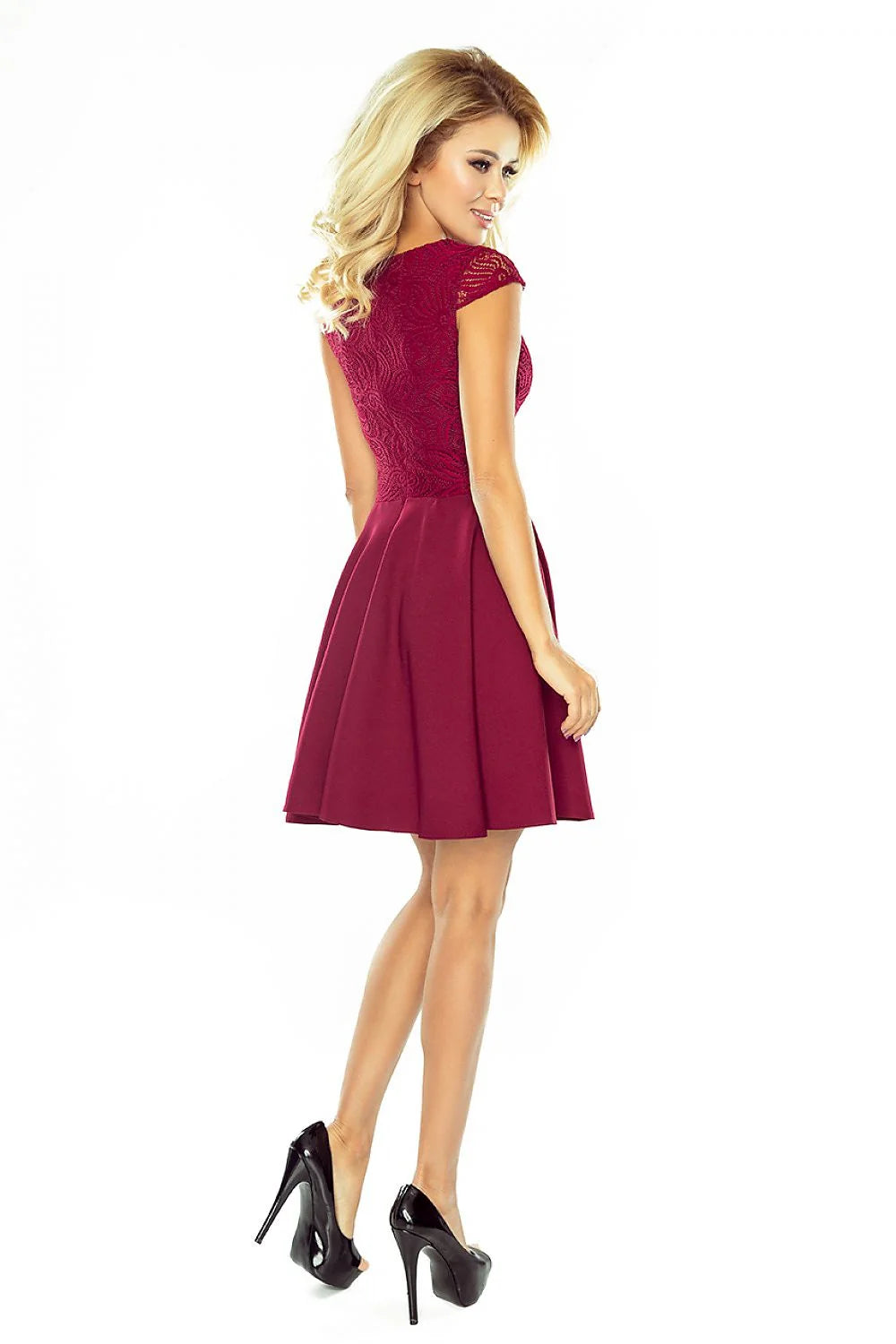 Robe de soirée en dentelle bordeaux élégante et romantique pour femme moderne et chic événements