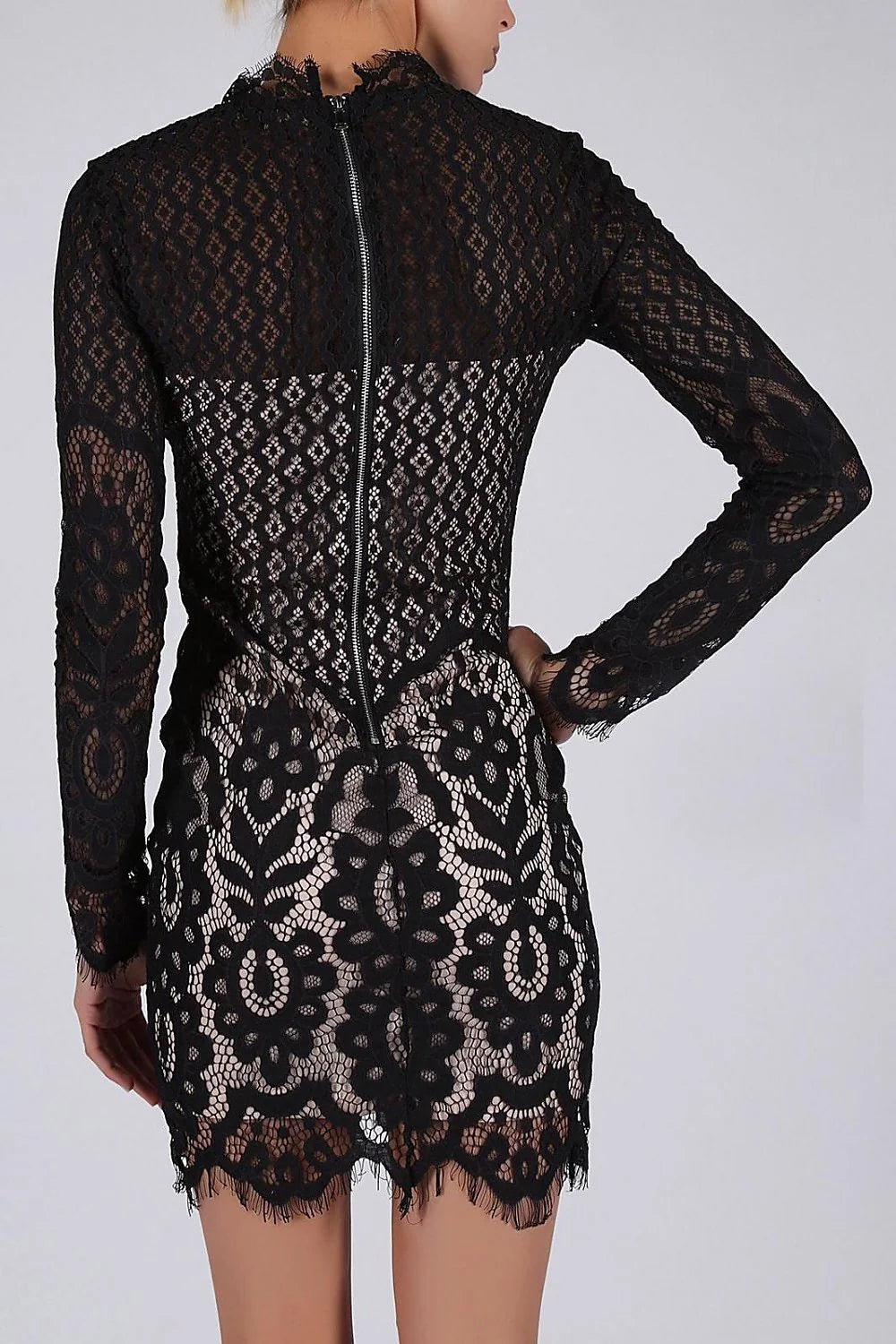 Robe de soirée en dentelle noire ajustée élégante et sexy avec motifs floraux transparents séduisants
