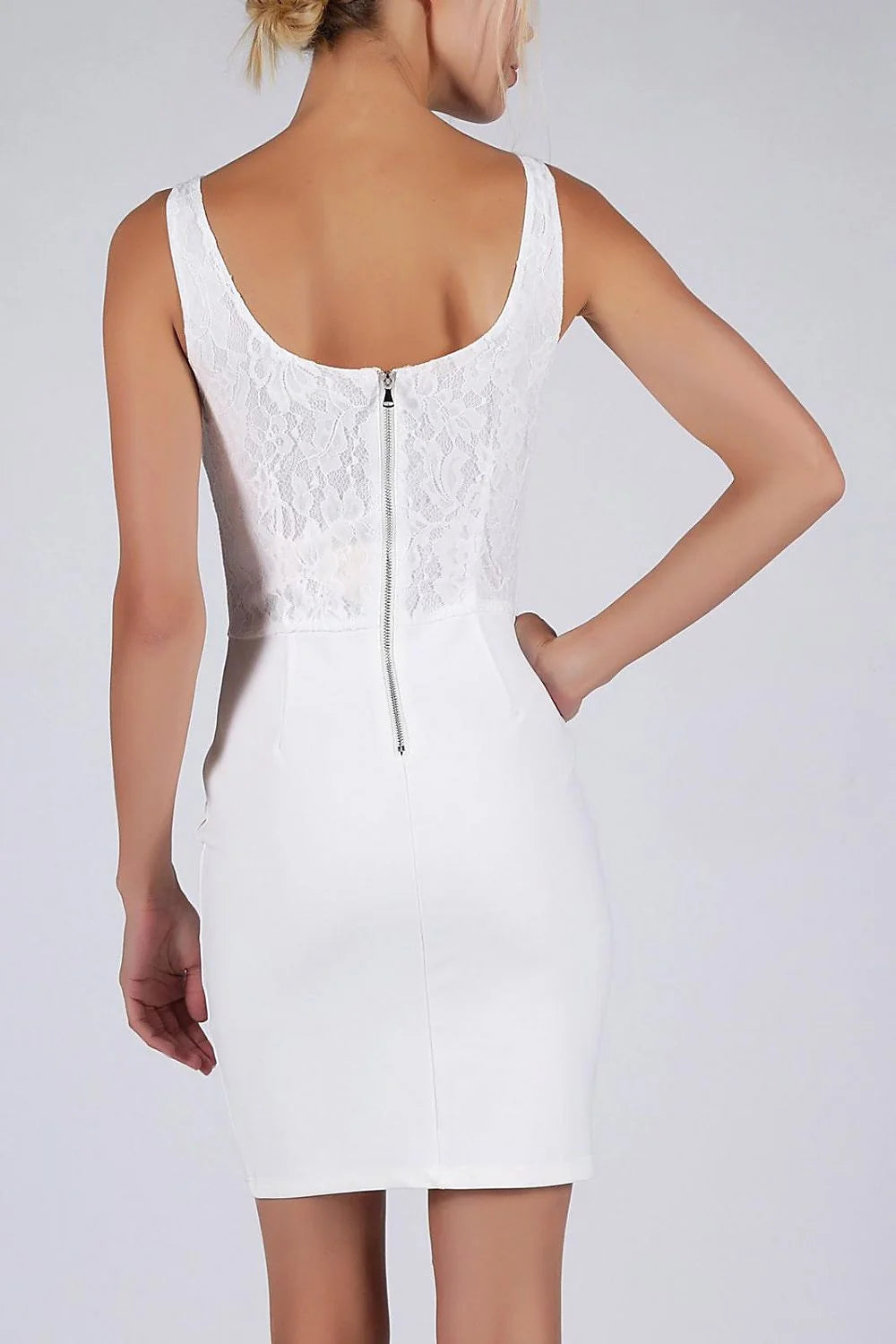 Robe de soirée en satin blanc élégante et confortable pour événements spéciaux femmes modernes sophistiquées