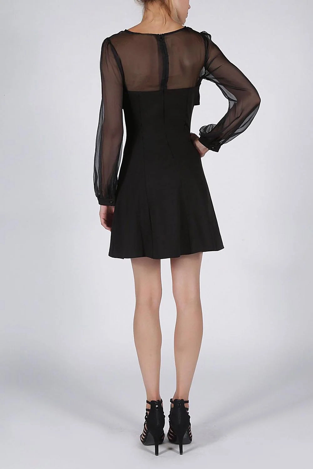 Robe de soirée en tulle noir chic et élégante avec manches longues et volants sophistiqués