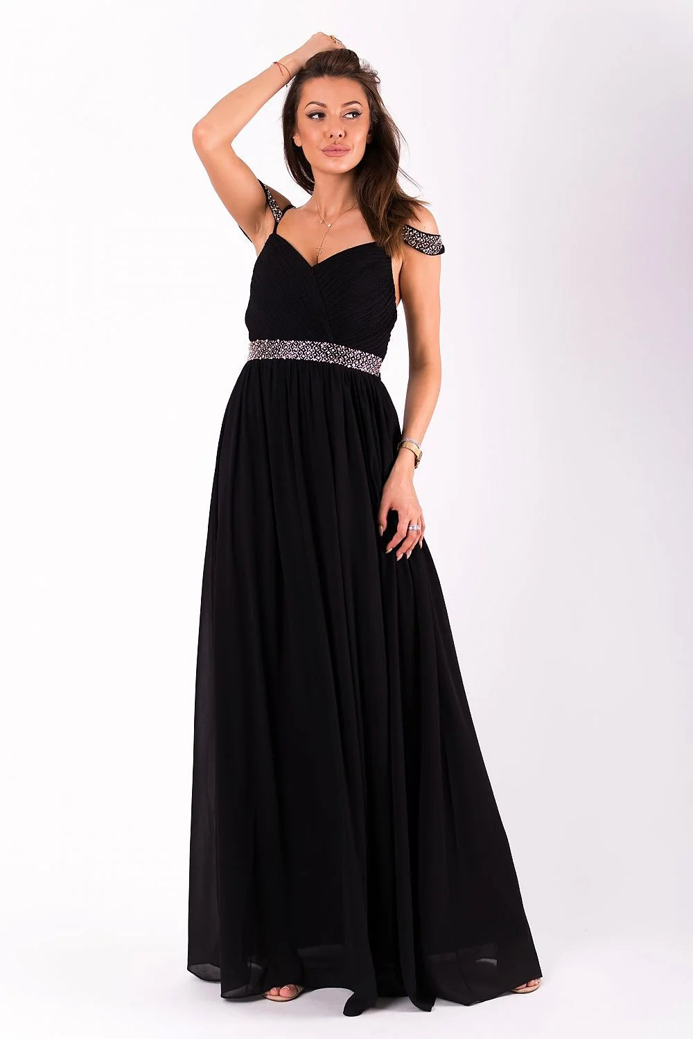 Robe de soirée longue en mousseline noire élégante avec décolleté cœur et ceinture ornée brillante