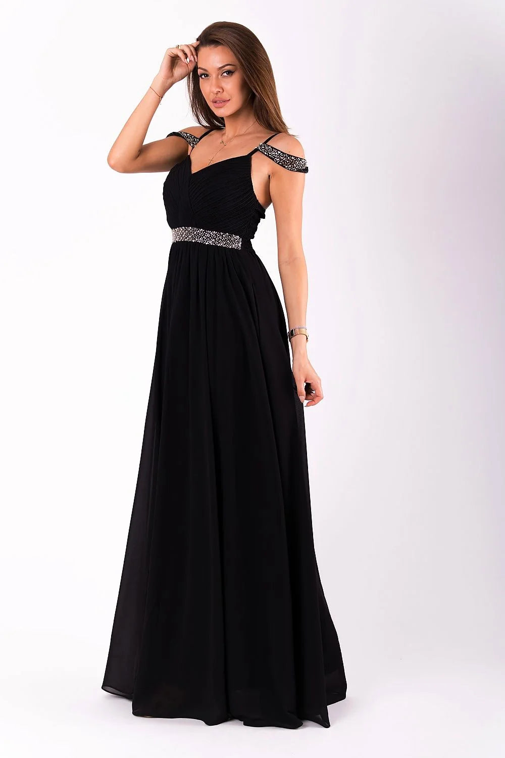 Robe de soirée longue en mousseline noire élégante avec décolleté cœur et ceinture ornée brillante
