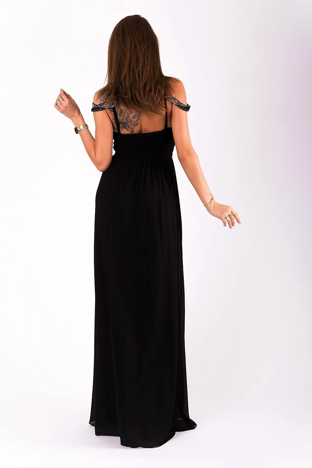 Robe de soirée longue en mousseline noire élégante avec décolleté cœur et ceinture ornée brillante