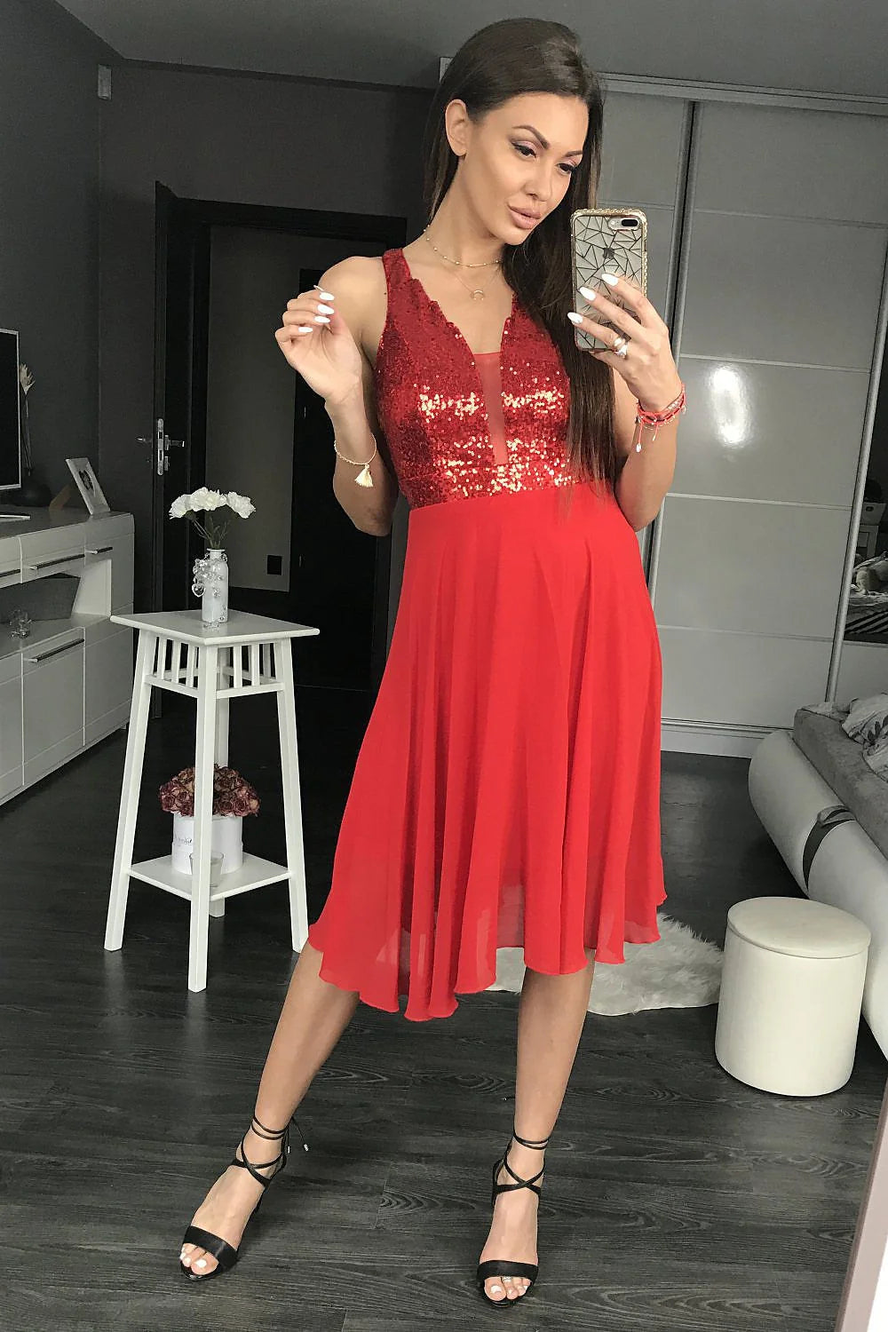 Robe de soirée satin élégante et sophistiquée pour cocktails et galas style moderne chic