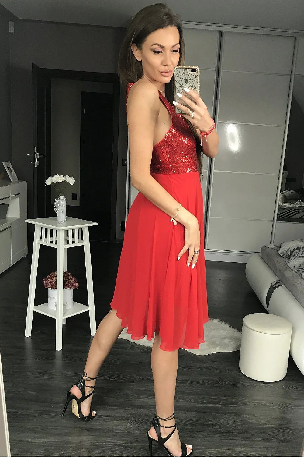 Robe de soirée satin élégante et sophistiquée pour cocktails et galas style moderne chic