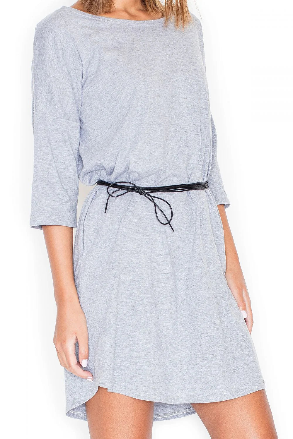 Robe décontractée en coton gris clair avec ceinture noire pour confort et élégance quotidienne