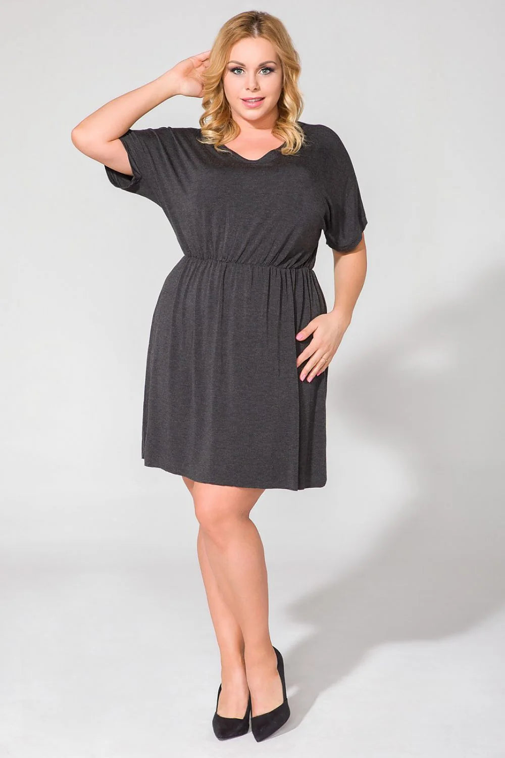 Robe décontractée en jersey gris foncé, manches courtes, taille élastique, confort quotidien chic féminin