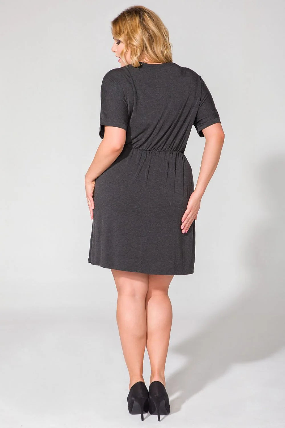 Robe décontractée en jersey gris foncé, manches courtes, taille élastique, confort quotidien chic féminin