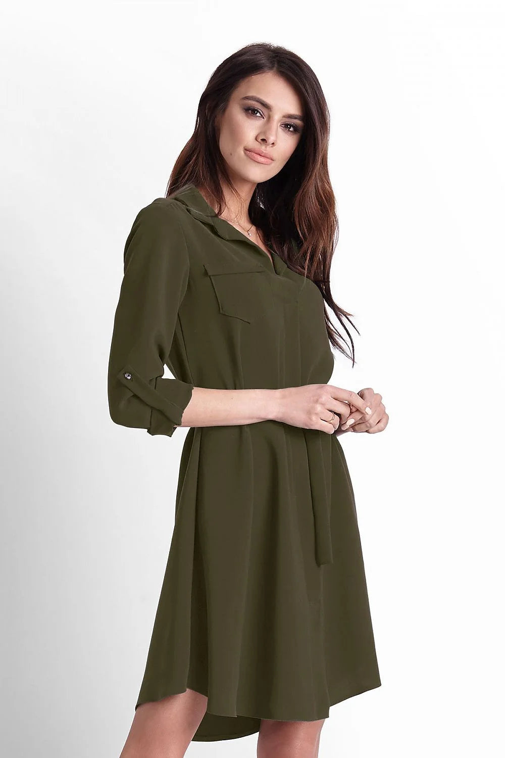 Robe décontractée en tissu léger vert olive avec ceinture nouable et manches trois-quarts élégantes
