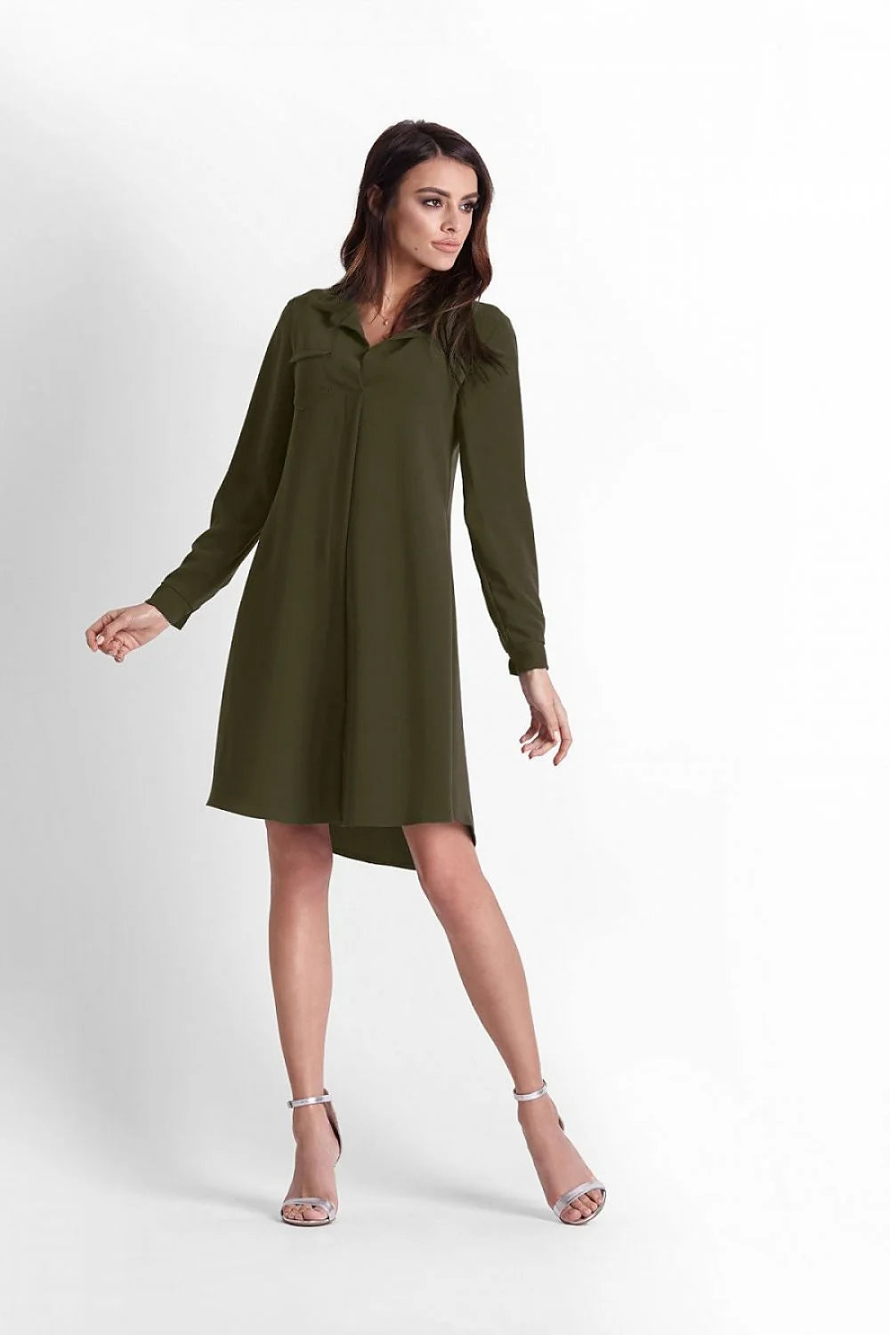 Robe décontractée en tissu léger vert olive avec ceinture nouable et manches trois-quarts élégantes