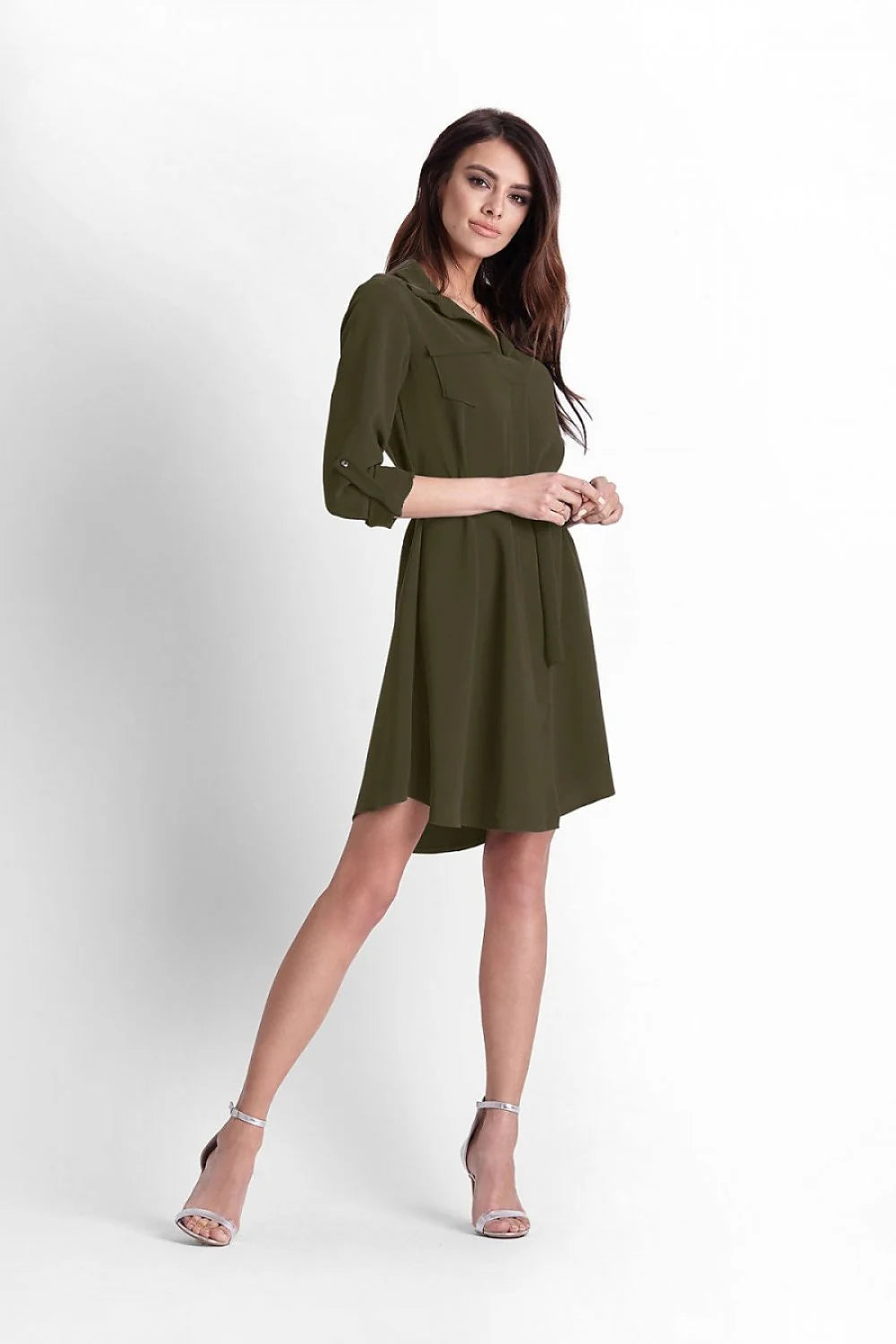 Robe décontractée en tissu léger vert olive avec ceinture nouable et manches trois-quarts élégantes