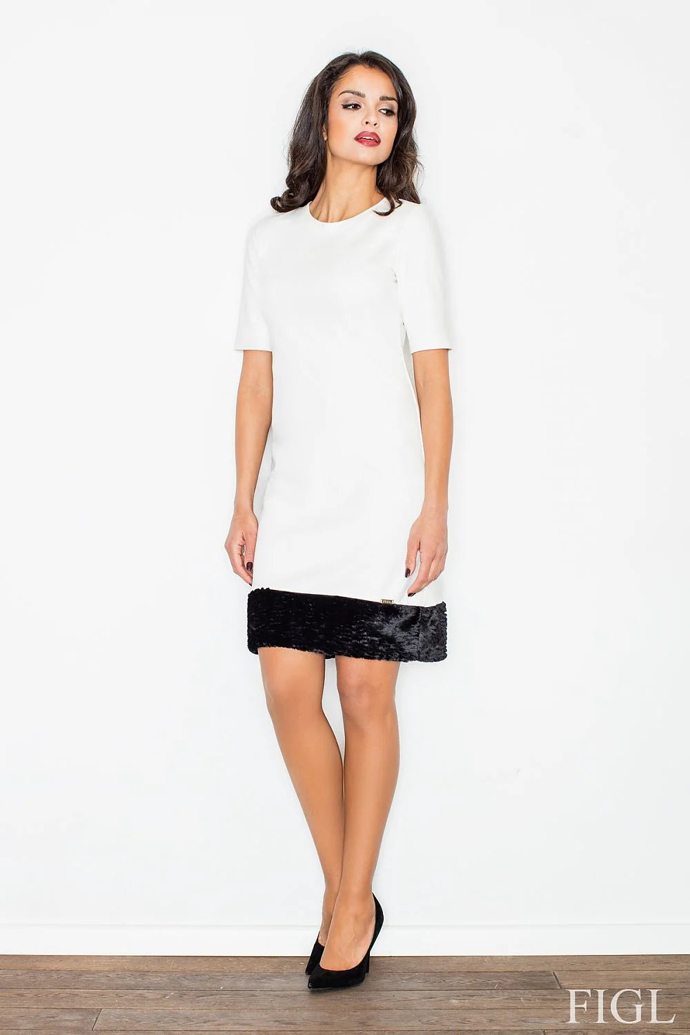 Robe droite chic en velours, élégante et blanche, manches courtes, idéale pour événements habillés