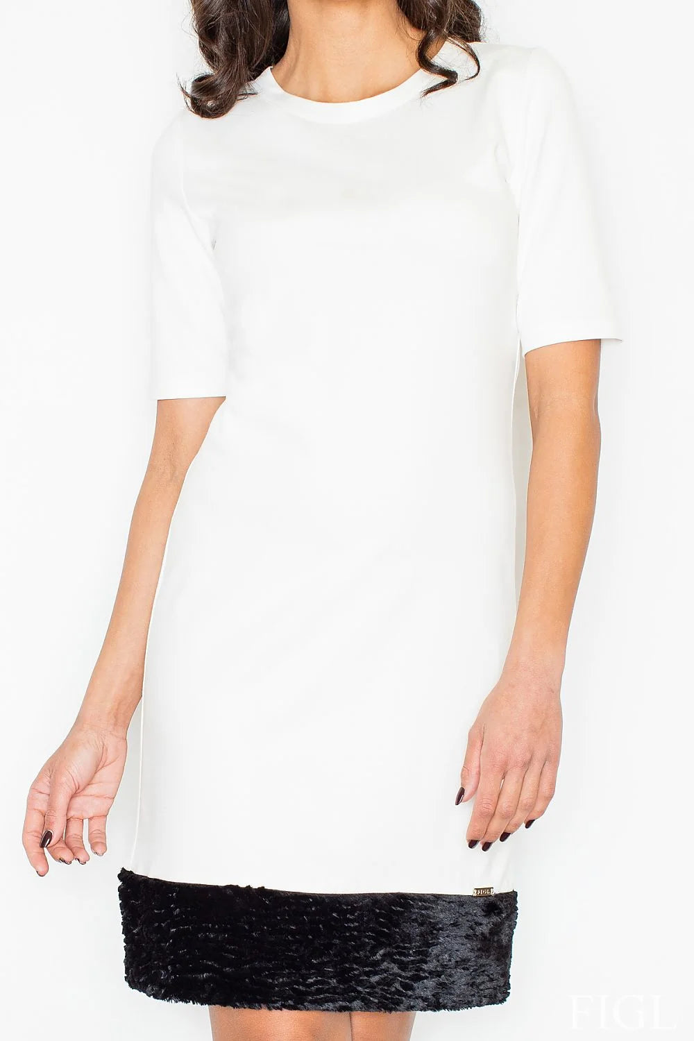 Robe droite chic en velours, élégante et blanche, manches courtes, idéale pour événements habillés
