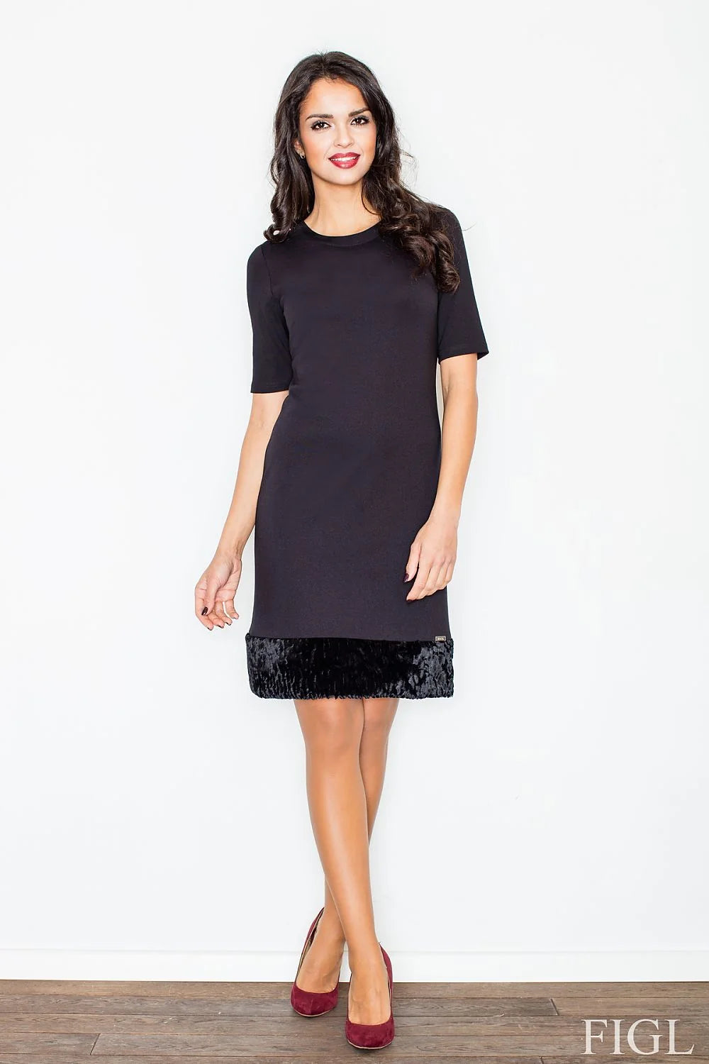 Robe droite chic en velours, élégante et blanche, manches courtes, idéale pour événements habillés