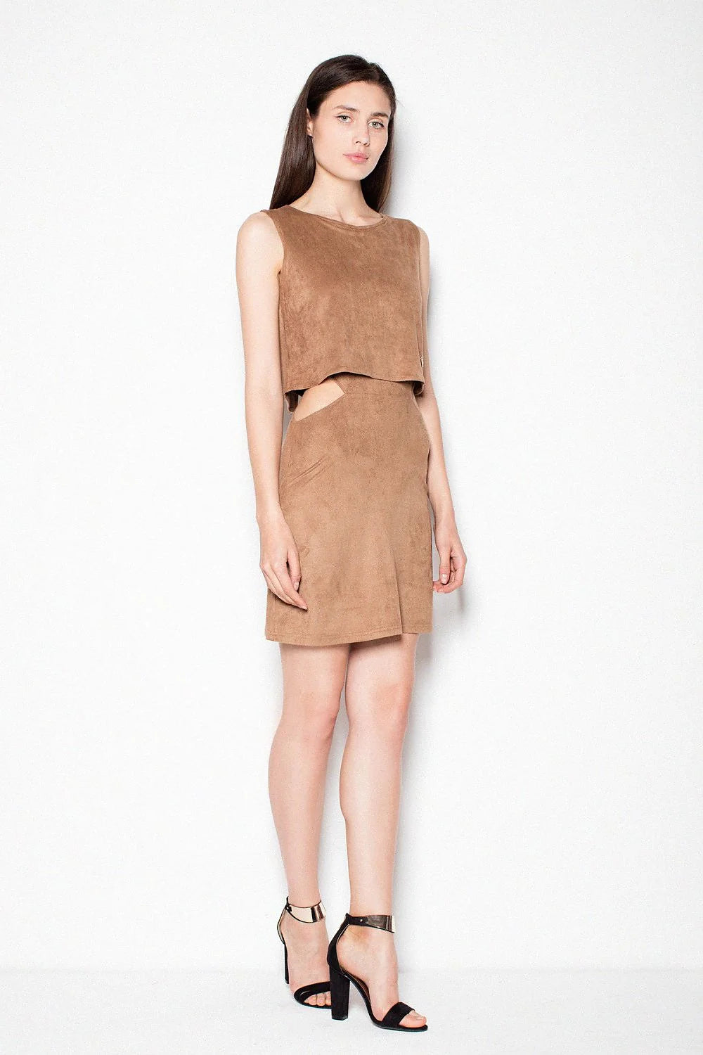 Robe Élégante Aspect Suédé Moderne Chic Gris Taupe Sans Manches Découpe Taille Femme Tendance Contemporaine