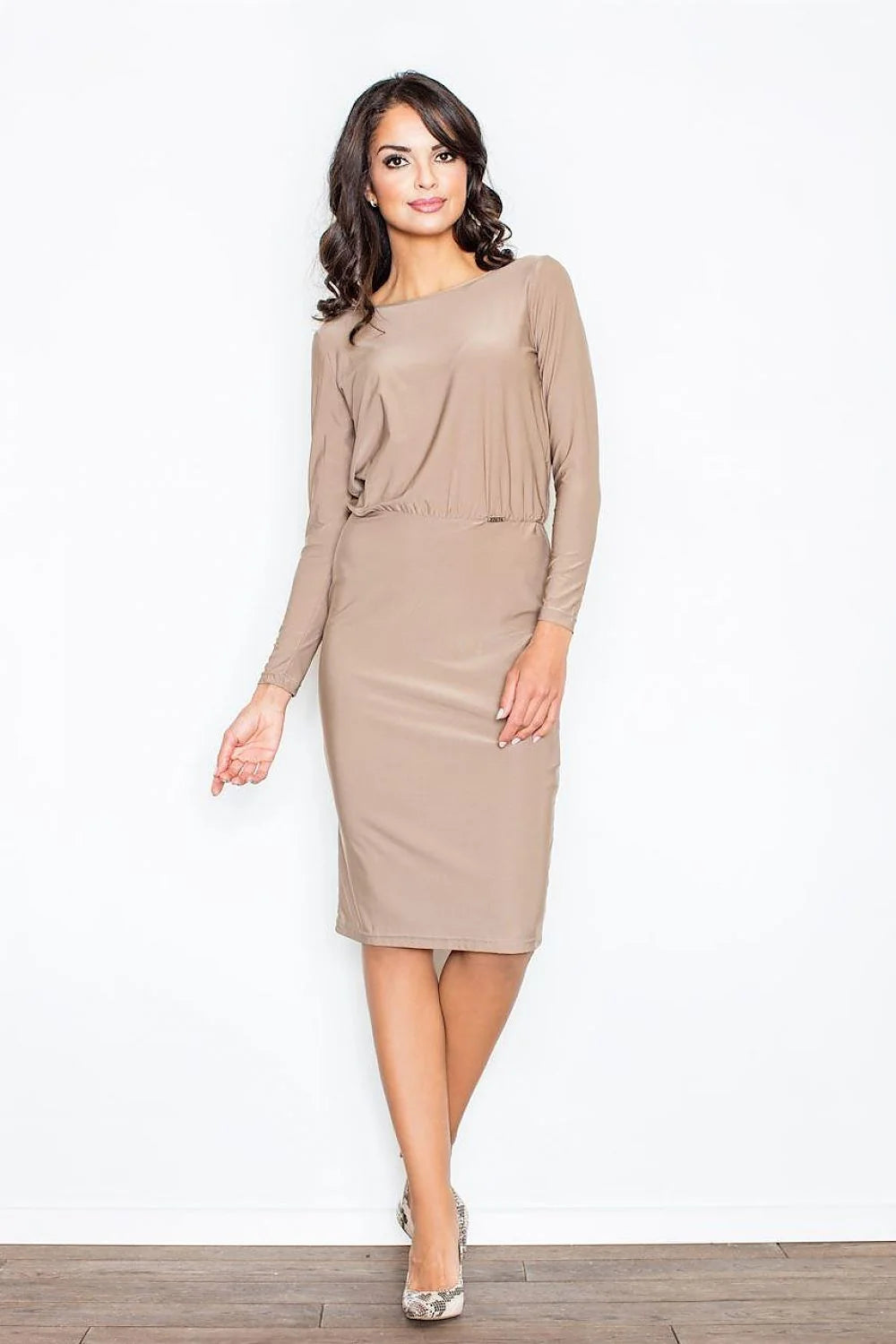 Robe élégante beige en tissu stretch manches longues style classique pour journée chic femme
