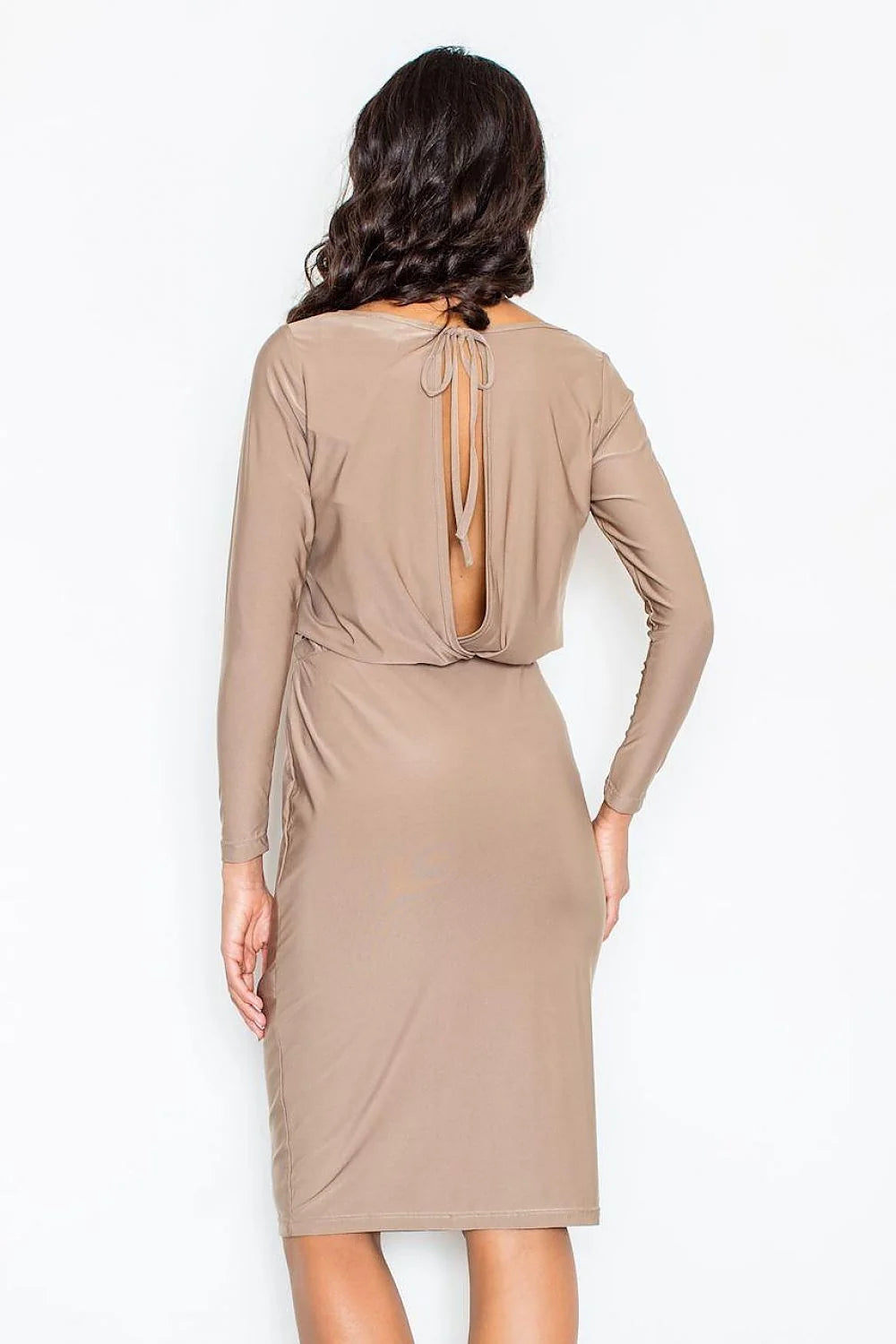 Robe élégante beige en tissu stretch manches longues style classique pour journée chic femme
