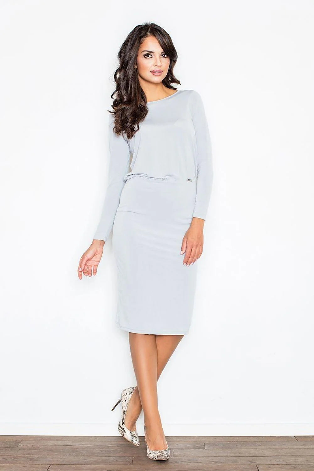 Robe élégante beige en tissu stretch manches longues style classique pour journée chic femme