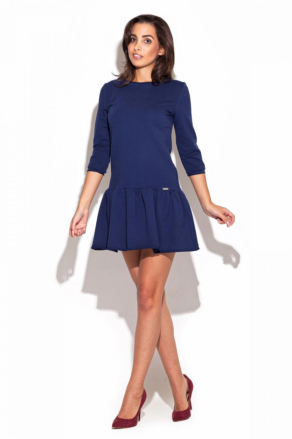 Robe élégante en coton bleu marine, manches trois-quarts, style minimaliste, idéale pour femmes modernes