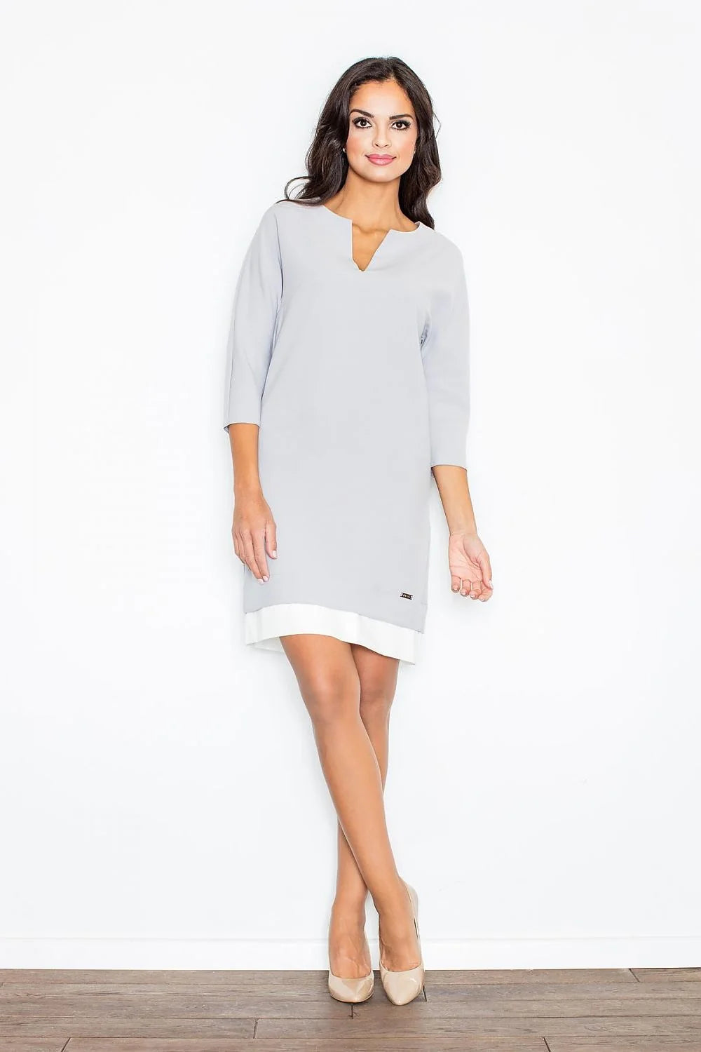 Robe élégante en coton gris clair col V manches trois-quarts style minimaliste confort quotidien