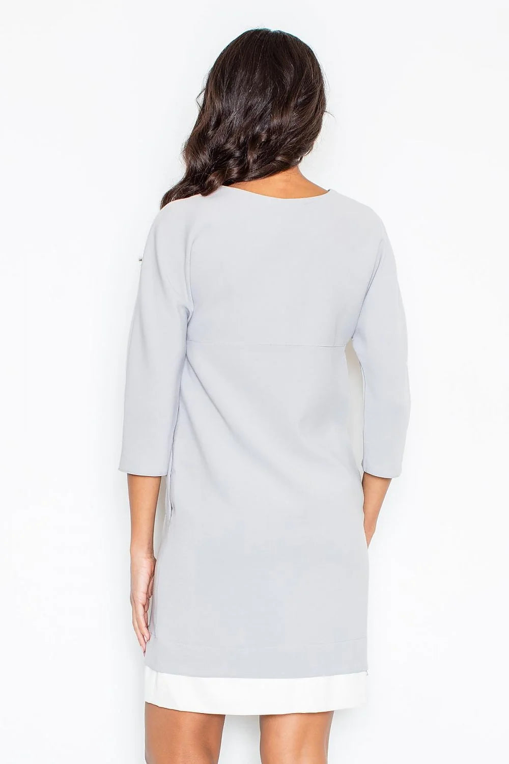 Robe élégante en coton gris clair col V manches trois-quarts style minimaliste confort quotidien