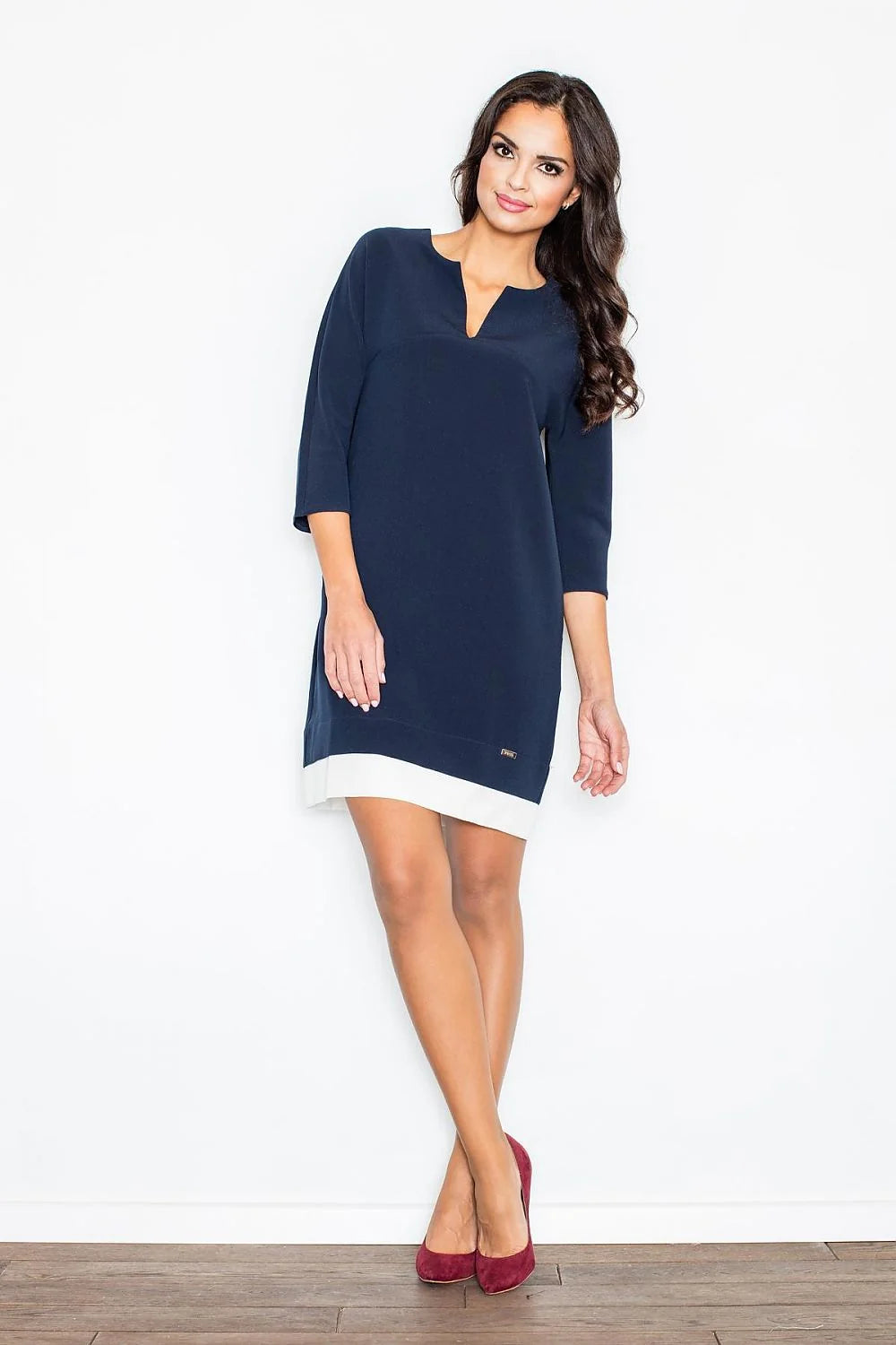 Robe élégante en coton gris clair col V manches trois-quarts style minimaliste confort quotidien
