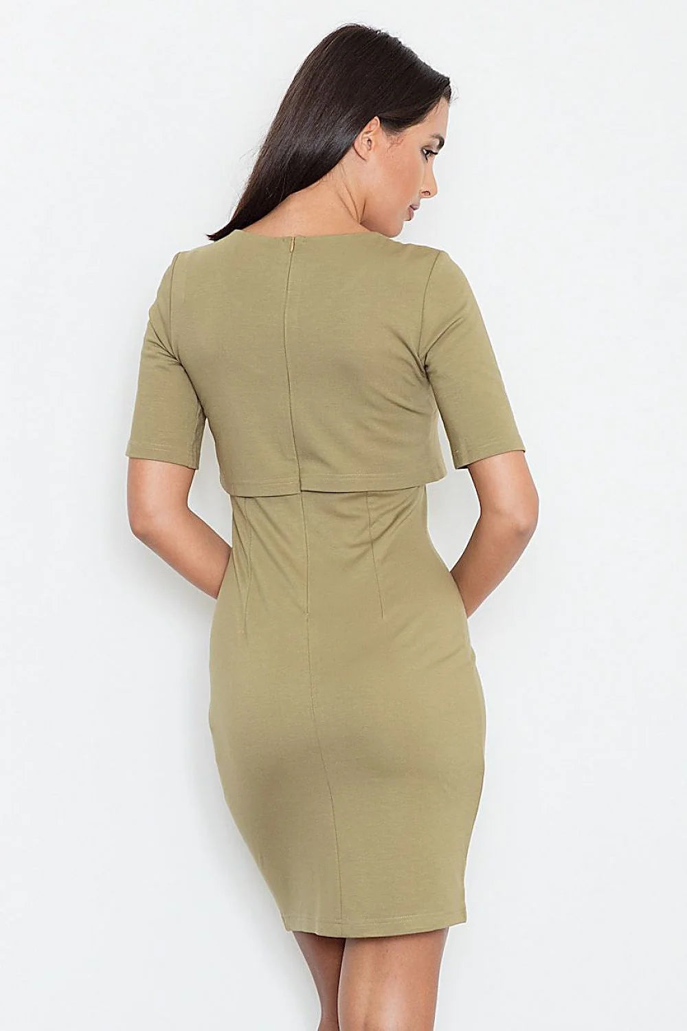 Robe élégante en coton kaki minimaliste avec chaîne dorée pour style casual chic femme moderne