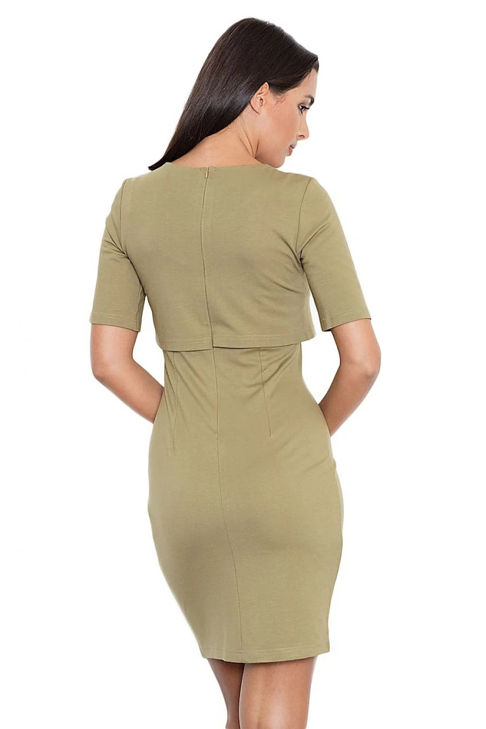 Robe élégante en coton kaki minimaliste avec chaîne dorée pour style casual chic femme moderne