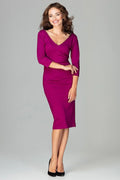 Robe élégante en coton magenta ajustée, décolleté en V, manches trois-quarts, mode féminine raffinée