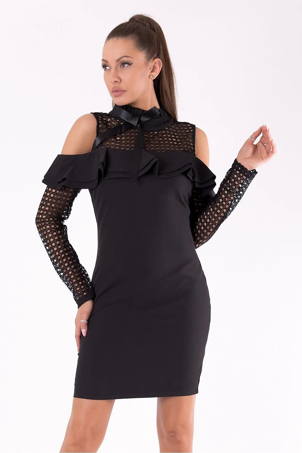 Robe élégante en dentelle noire avec épaules dénudées et volants pour soirées chics femme