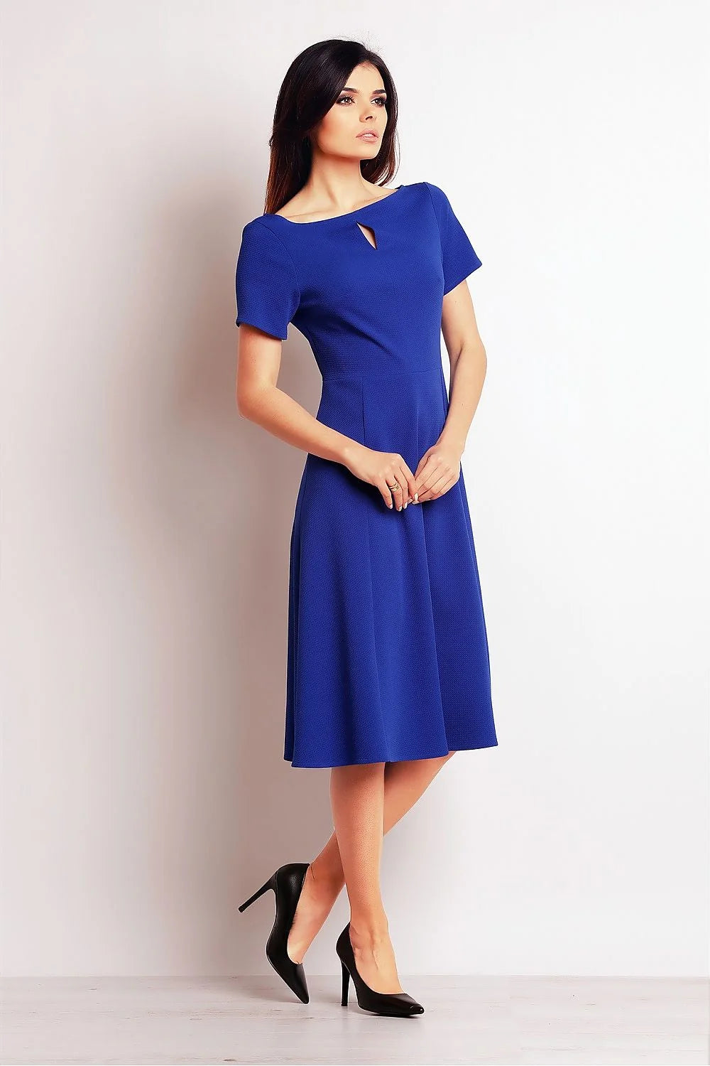 Robe élégante en polyester bleu vif style classique chic pour femme moderne active et sophistiquée