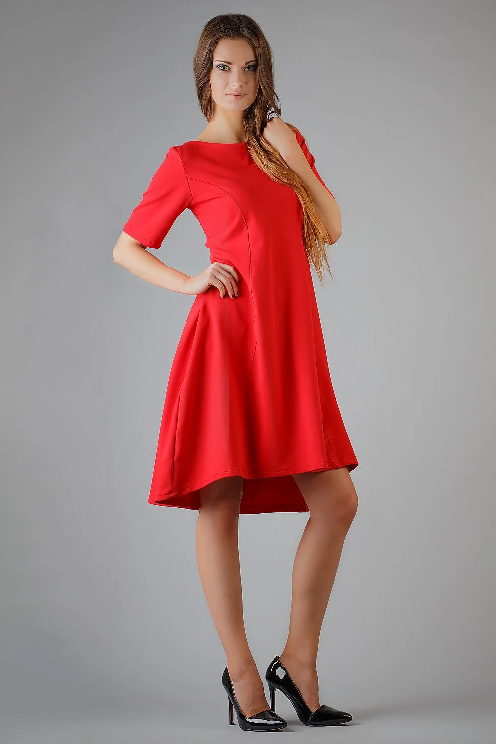 Robe élégante en polyester rouge moderne cintrée manches courtes ourlet asymétrique mode féminine chic