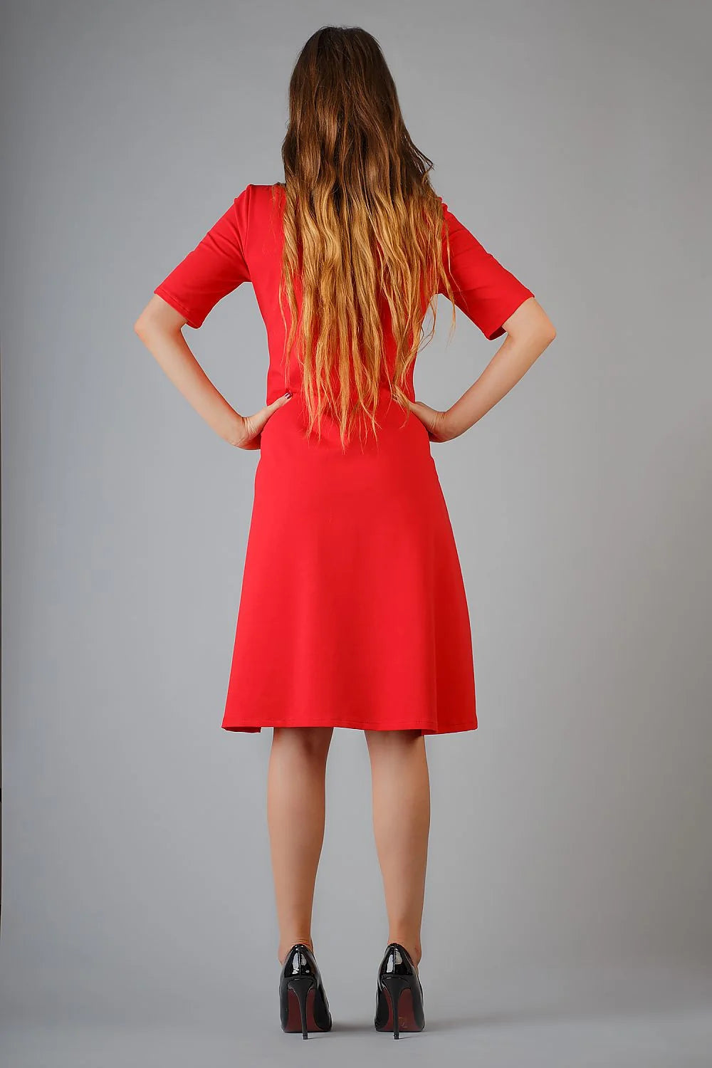 Robe élégante en polyester rouge moderne cintrée manches courtes ourlet asymétrique mode féminine chic