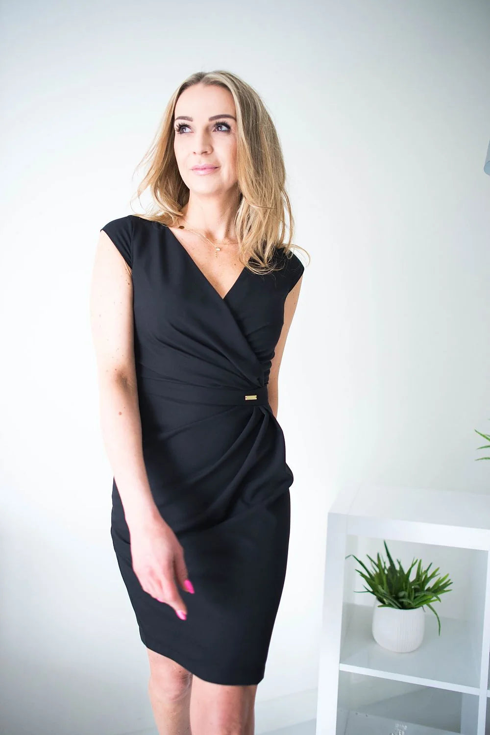 Robe élégante en polyester rouge vif ajustée avec encolure cache-cœur pour soirées chics