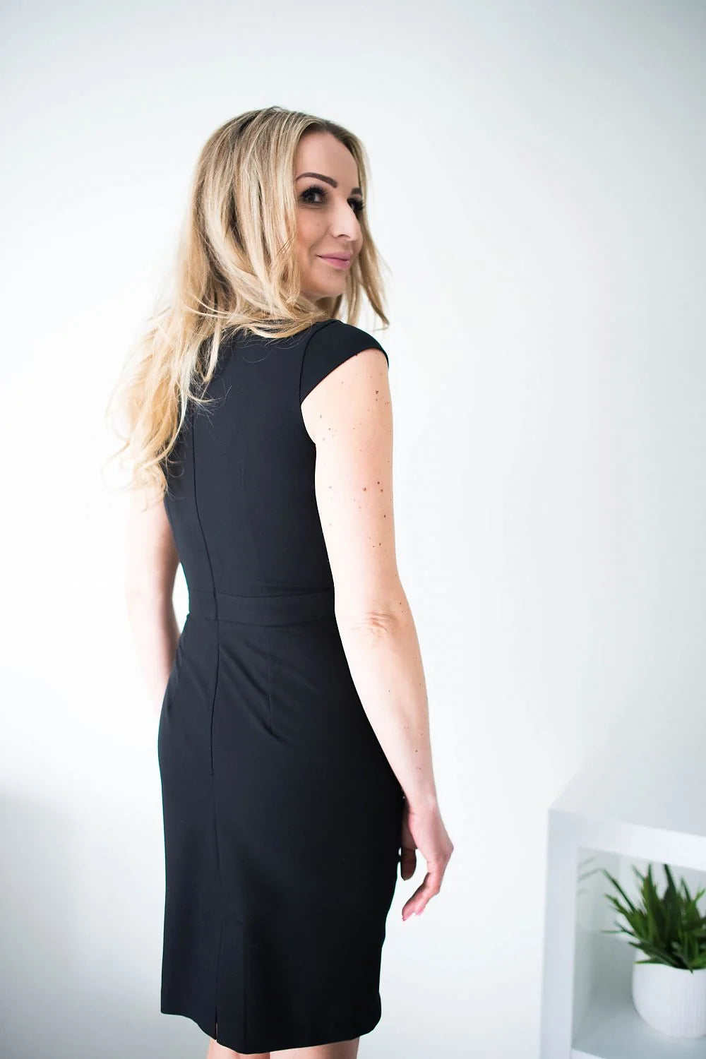 Robe élégante en polyester rouge vif ajustée avec encolure cache-cœur pour soirées chics