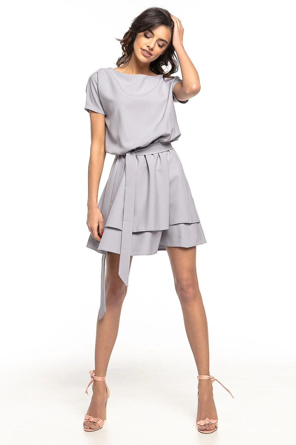 Robe élégante en tissu léger gris pâle avec ceinture, style moderne et décontracté pour femmes