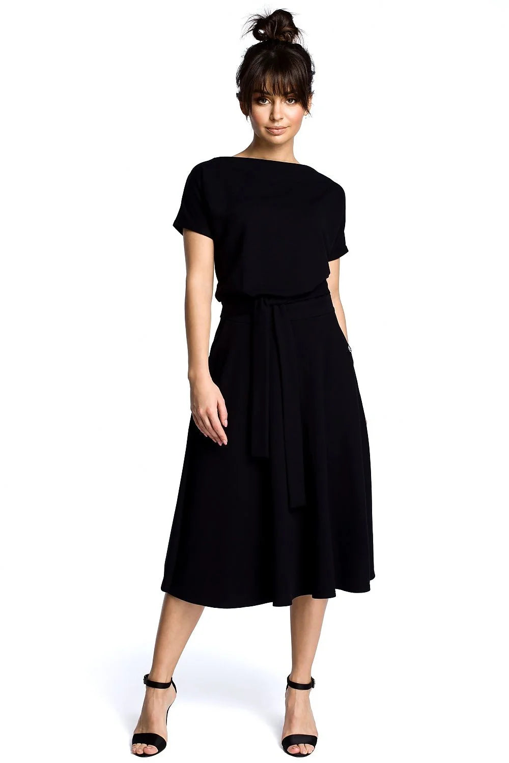 Robe élégante en tissu léger noir chic décontracté manches courtes ceinture taille silhouette féminine moderne