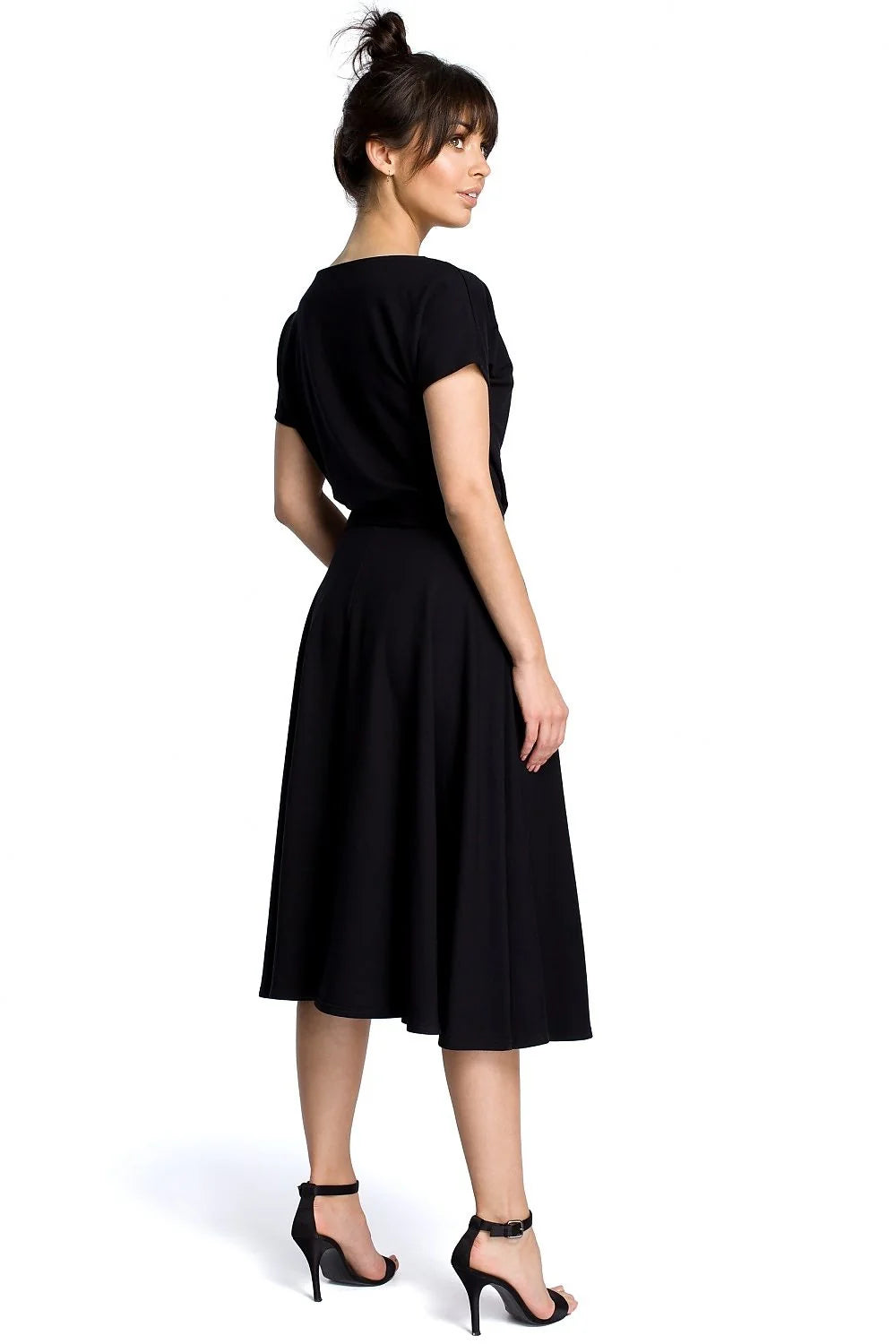 Robe élégante en tissu léger noir chic décontracté manches courtes ceinture taille silhouette féminine moderne
