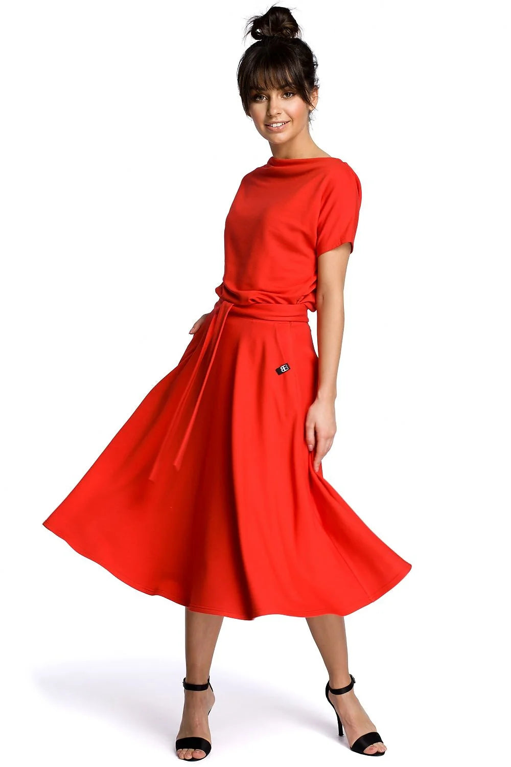Robe élégante en tissu léger noir chic décontracté manches courtes ceinture taille silhouette féminine moderne