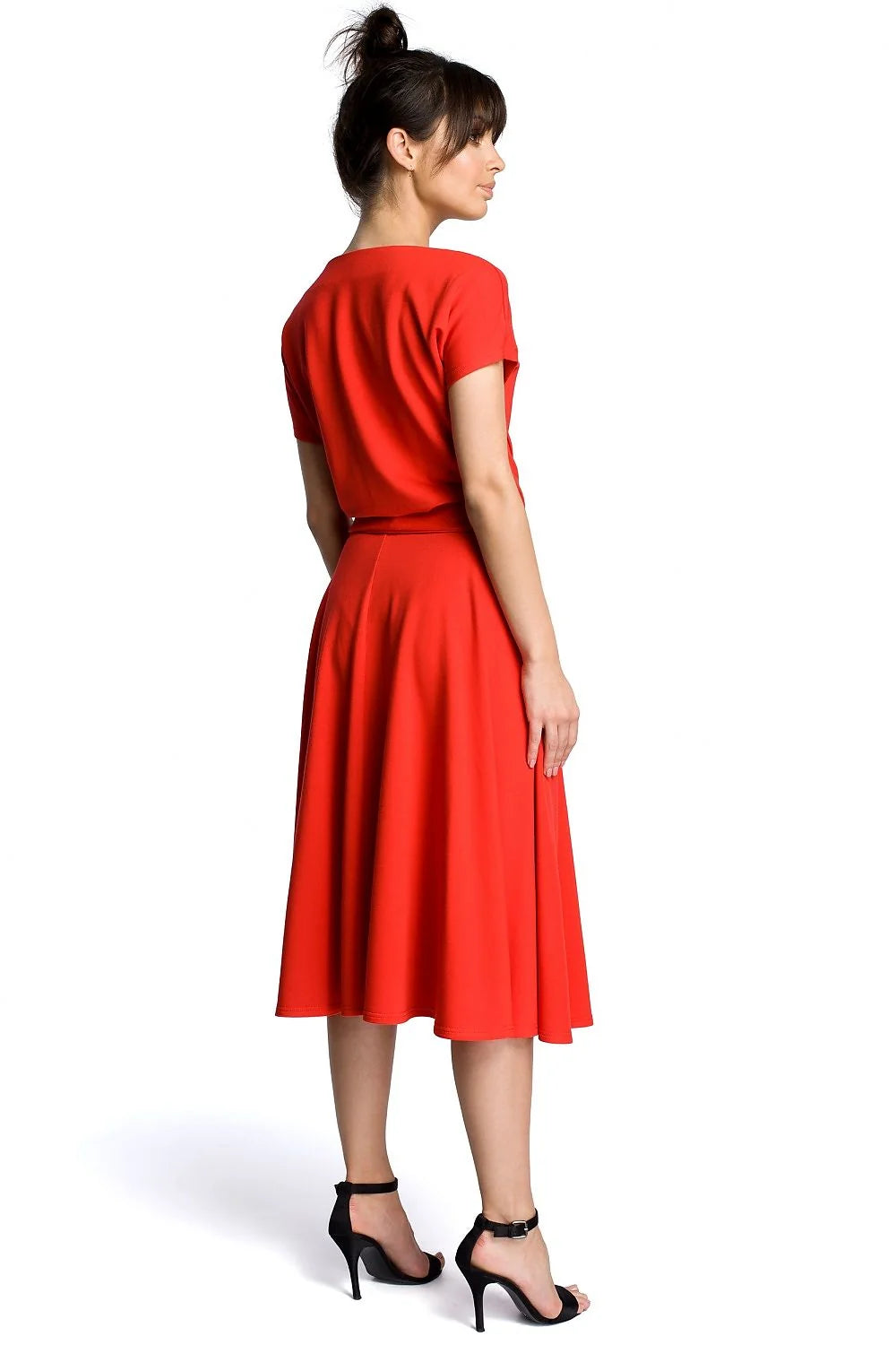 Robe élégante en tissu léger noir chic décontracté manches courtes ceinture taille silhouette féminine moderne